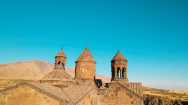 Ermeni Hıristiyan Kilisesi Saghmosavank Ermenistan kanyonu yakınında. Saghmosavank Drone atışı. Ermeni Antik Hıristiyan Kilisesi Hava Görüntüsü.