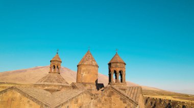 Ermeni Hıristiyan Kilisesi Saghmosavank Ermenistan kanyonu yakınında. Saghmosavank Drone atışı. Ermeni Antik Hıristiyan Kilisesi Hava Görüntüsü.