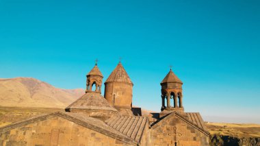 Ermeni Hıristiyan Kilisesi Saghmosavank Ermenistan kanyonu yakınında. Saghmosavank Drone atışı. Ermeni Antik Hıristiyan Kilisesi Hava Görüntüsü.