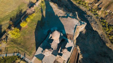 Ermeni Hıristiyan Kilisesi Saghmosavank Ermenistan kanyonu yakınında. Saghmosavank Drone atışı. Ermeni Antik Hıristiyan Kilisesi Hava Görüntüsü.