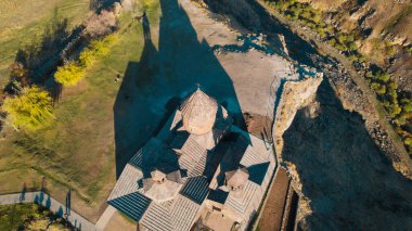 Ermeni Hıristiyan Kilisesi Saghmosavank Ermenistan kanyonu yakınında. Saghmosavank Drone atışı. Ermeni Antik Hıristiyan Kilisesi Hava Görüntüsü.