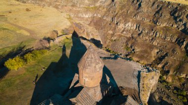 Ermeni Hıristiyan Kilisesi Saghmosavank Ermenistan kanyonu yakınında. Saghmosavank Drone atışı. Ermeni Antik Hıristiyan Kilisesi Hava Görüntüsü.