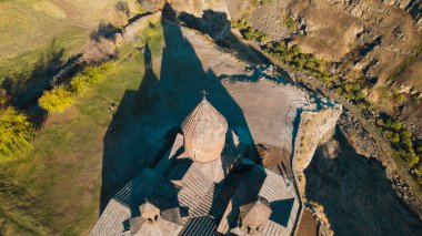 Ermeni Hıristiyan Kilisesi Saghmosavank Ermenistan kanyonu yakınında. Saghmosavank Drone atışı. Ermeni Antik Hıristiyan Kilisesi Hava Görüntüsü.