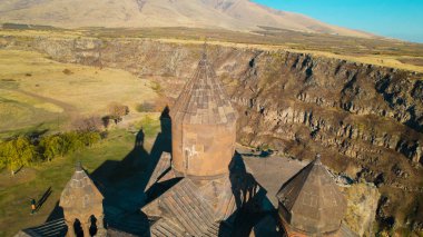 Ermeni Hıristiyan Kilisesi Saghmosavank Ermenistan kanyonu yakınında. Saghmosavank Drone atışı. Ermeni Antik Hıristiyan Kilisesi Hava Görüntüsü.