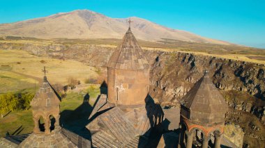 Ermeni Hıristiyan Kilisesi Saghmosavank Ermenistan kanyonu yakınında. Saghmosavank Drone atışı. Ermeni Antik Hıristiyan Kilisesi Hava Görüntüsü.