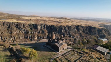 Ermeni Hıristiyan Kilisesi Saghmosavank Ermenistan kanyonu yakınında. Saghmosavank Drone atışı. Ermeni Antik Hıristiyan Kilisesi Hava Görüntüsü.