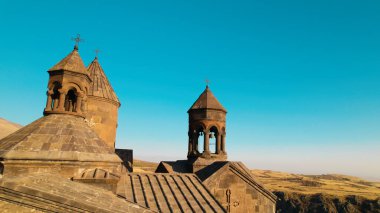 Ermeni Hıristiyan Kilisesi Saghmosavank Ermenistan kanyonu yakınında. Saghmosavank Drone atışı. Ermeni Antik Hıristiyan Kilisesi Hava Görüntüsü.