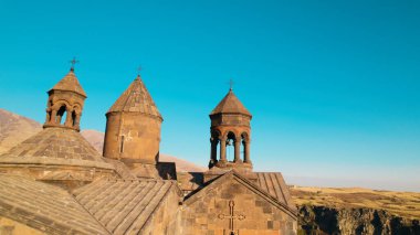 Ermeni Hıristiyan Kilisesi Saghmosavank Ermenistan kanyonu yakınında. Saghmosavank Drone atışı. Ermeni Antik Hıristiyan Kilisesi Hava Görüntüsü.