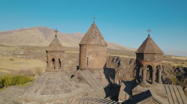 Ermeni Hıristiyan Kilisesi Saghmosavank Ermenistan kanyonu yakınında. Saghmosavank Drone atışı. Ermeni Antik Hıristiyan Kilisesi Hava Görüntüsü.