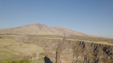 Ermeni Hıristiyan Kilisesi Saghmosavank Ermenistan kanyonu yakınında. Saghmosavank Drone atışı. Ermeni Antik Hıristiyan Kilisesi Hava Görüntüsü.