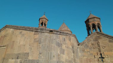 Ermeni Hıristiyan Kilisesi Saghmosavank Ermenistan kanyonu yakınında. Saghmosavank Drone atışı. Ermeni Antik Hıristiyan Kilisesi Hava Görüntüsü.