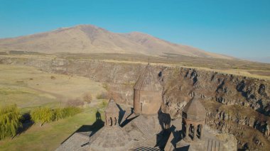 Ermeni Hıristiyan Kilisesi Saghmosavank Ermenistan kanyonu yakınında. Saghmosavank Drone atışı. Ermeni Antik Hıristiyan Kilisesi Hava Görüntüsü.