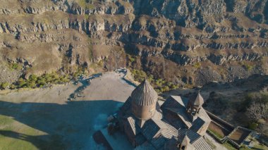 Ermeni Hıristiyan Kilisesi Saghmosavank Ermenistan kanyonu yakınında. Saghmosavank Drone atışı. Ermeni Antik Hıristiyan Kilisesi Hava Görüntüsü.