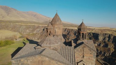 Ermeni Hıristiyan Kilisesi Saghmosavank Ermenistan kanyonu yakınında. Saghmosavank Drone atışı. Ermeni Antik Hıristiyan Kilisesi Hava Görüntüsü.