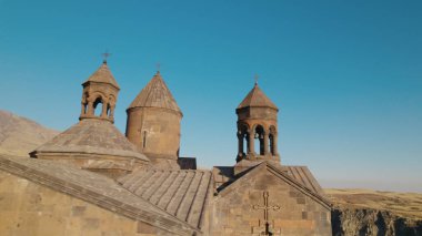 Ermeni Hıristiyan Kilisesi Saghmosavank Ermenistan kanyonu yakınında. Saghmosavank Drone atışı. Ermeni Antik Hıristiyan Kilisesi Hava Görüntüsü.