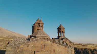 Ermeni Hıristiyan Kilisesi Saghmosavank Ermenistan kanyonu yakınında. Saghmosavank Drone atışı. Ermeni Antik Hıristiyan Kilisesi Hava Görüntüsü.