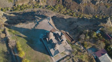 Ermeni Hıristiyan Kilisesi Saghmosavank Ermenistan kanyonu yakınında. Saghmosavank Drone atışı. Ermeni Antik Hıristiyan Kilisesi Hava Görüntüsü.