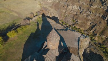 Ermeni Hıristiyan Kilisesi Saghmosavank Ermenistan kanyonu yakınında. Saghmosavank Drone atışı. Ermeni Antik Hıristiyan Kilisesi Hava Görüntüsü.