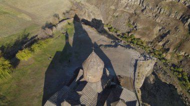 Ermeni Hıristiyan Kilisesi Saghmosavank Ermenistan kanyonu yakınında. Saghmosavank Drone atışı. Ermeni Antik Hıristiyan Kilisesi Hava Görüntüsü.