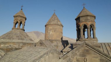 Ermeni Hıristiyan Kilisesi Saghmosavank Ermenistan kanyonu yakınında. Saghmosavank Drone atışı. Ermeni Antik Hıristiyan Kilisesi Hava Görüntüsü.