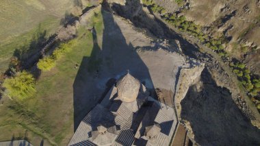 Ermeni Hıristiyan Kilisesi Saghmosavank Ermenistan kanyonu yakınında. Saghmosavank Drone atışı. Ermeni Antik Hıristiyan Kilisesi Hava Görüntüsü.