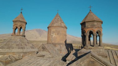 Ermeni Hıristiyan Kilisesi Saghmosavank Ermenistan kanyonu yakınında. Saghmosavank Drone atışı. Ermeni Antik Hıristiyan Kilisesi Hava Görüntüsü.