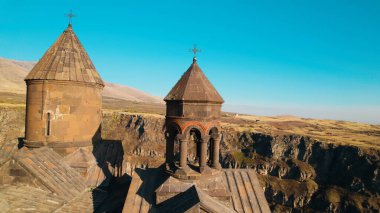 Ermeni Hıristiyan Kilisesi Saghmosavank Ermenistan kanyonu yakınında. Saghmosavank Drone atışı. Ermeni Antik Hıristiyan Kilisesi Hava Görüntüsü.