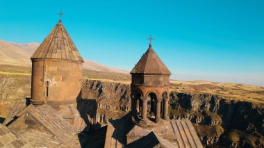 Ermeni Hıristiyan Kilisesi Saghmosavank Ermenistan kanyonu yakınında. Saghmosavank Drone atışı. Ermeni Antik Hıristiyan Kilisesi Hava Görüntüsü.