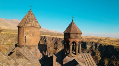 Ermeni Hıristiyan Kilisesi Saghmosavank Ermenistan kanyonu yakınında. Saghmosavank Drone atışı. Ermeni Antik Hıristiyan Kilisesi Hava Görüntüsü.