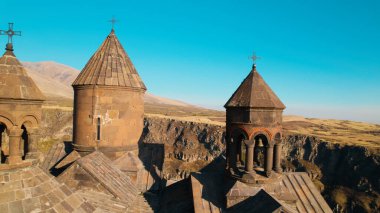 Ermeni Hıristiyan Kilisesi Saghmosavank Ermenistan kanyonu yakınında. Saghmosavank Drone atışı. Ermeni Antik Hıristiyan Kilisesi Hava Görüntüsü.
