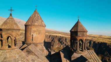 Ermeni Hıristiyan Kilisesi Saghmosavank Ermenistan kanyonu yakınında. Saghmosavank Drone atışı. Ermeni Antik Hıristiyan Kilisesi Hava Görüntüsü.