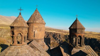 Ermeni Hıristiyan Kilisesi Saghmosavank Ermenistan kanyonu yakınında. Saghmosavank Drone atışı. Ermeni Antik Hıristiyan Kilisesi Hava Görüntüsü.