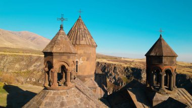 Ermeni Hıristiyan Kilisesi Saghmosavank Ermenistan kanyonu yakınında. Saghmosavank Drone atışı. Ermeni Antik Hıristiyan Kilisesi Hava Görüntüsü.
