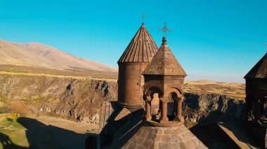 Ermeni Hıristiyan Kilisesi Saghmosavank Ermenistan kanyonu yakınında. Saghmosavank Drone atışı. Ermeni Antik Hıristiyan Kilisesi Hava Görüntüsü.