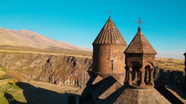 Ermeni Hıristiyan Kilisesi Saghmosavank Ermenistan kanyonu yakınında. Saghmosavank Drone atışı. Ermeni Antik Hıristiyan Kilisesi Hava Görüntüsü.