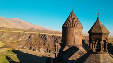 Ermeni Hıristiyan Kilisesi Saghmosavank Ermenistan kanyonu yakınında. Saghmosavank Drone atışı. Ermeni Antik Hıristiyan Kilisesi Hava Görüntüsü.