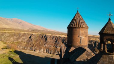 Ermeni Hıristiyan Kilisesi Saghmosavank Ermenistan kanyonu yakınında. Saghmosavank Drone atışı. Ermeni Antik Hıristiyan Kilisesi Hava Görüntüsü.