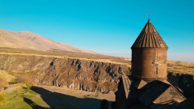 Ermeni Hıristiyan Kilisesi Saghmosavank Ermenistan kanyonu yakınında. Saghmosavank Drone atışı. Ermeni Antik Hıristiyan Kilisesi Hava Görüntüsü.