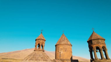 Ermeni Hıristiyan Kilisesi Saghmosavank Ermenistan kanyonu yakınında. Saghmosavank Drone atışı. Ermeni Antik Hıristiyan Kilisesi Hava Görüntüsü.