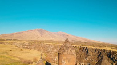 Ermeni Hıristiyan Kilisesi Saghmosavank Ermenistan kanyonu yakınında. Saghmosavank Drone atışı. Ermeni Antik Hıristiyan Kilisesi Hava Görüntüsü.