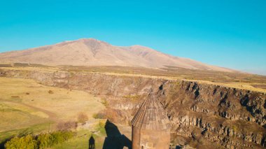 Ermeni Hıristiyan Kilisesi Saghmosavank Ermenistan kanyonu yakınında. Saghmosavank Drone atışı. Ermeni Antik Hıristiyan Kilisesi Hava Görüntüsü.