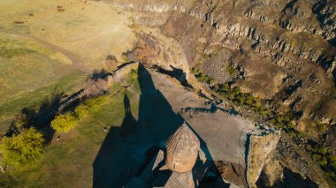Ermeni Hıristiyan Kilisesi Saghmosavank Ermenistan kanyonu yakınında. Saghmosavank Drone atışı. Ermeni Antik Hıristiyan Kilisesi Hava Görüntüsü.