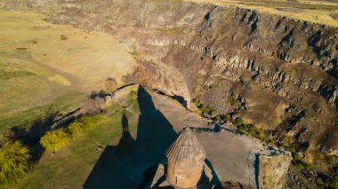 Ermeni Hıristiyan Kilisesi Saghmosavank Ermenistan kanyonu yakınında. Saghmosavank Drone atışı. Ermeni Antik Hıristiyan Kilisesi Hava Görüntüsü.