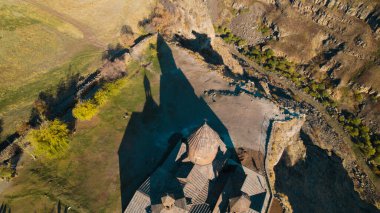 Ermeni Hıristiyan Kilisesi Saghmosavank Ermenistan kanyonu yakınında. Saghmosavank Drone atışı. Ermeni Antik Hıristiyan Kilisesi Hava Görüntüsü.