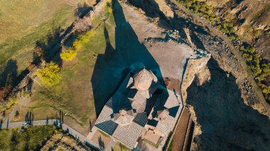 Ermeni Hıristiyan Kilisesi Saghmosavank Ermenistan kanyonu yakınında. Saghmosavank Drone atışı. Ermeni Antik Hıristiyan Kilisesi Hava Görüntüsü.