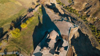 Ermeni Hıristiyan Kilisesi Saghmosavank Ermenistan kanyonu yakınında. Saghmosavank Drone atışı. Ermeni Antik Hıristiyan Kilisesi Hava Görüntüsü.