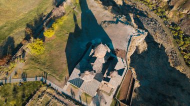 Ermeni Hıristiyan Kilisesi Saghmosavank Ermenistan kanyonu yakınında. Saghmosavank Drone atışı. Ermeni Antik Hıristiyan Kilisesi Hava Görüntüsü.