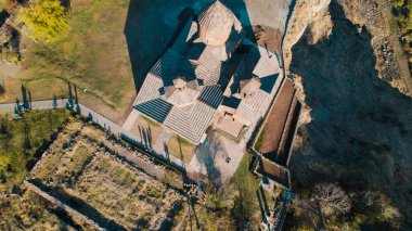 Ermeni Hıristiyan Kilisesi Saghmosavank Ermenistan kanyonu yakınında. Saghmosavank Drone atışı. Ermeni Antik Hıristiyan Kilisesi Hava Görüntüsü.