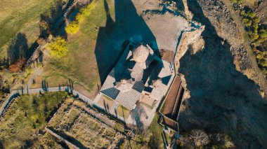 Ermeni Hıristiyan Kilisesi Saghmosavank Ermenistan kanyonu yakınında. Saghmosavank Drone atışı. Ermeni Antik Hıristiyan Kilisesi Hava Görüntüsü.