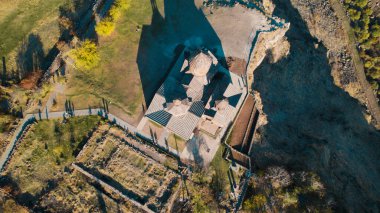 Ermeni Hıristiyan Kilisesi Saghmosavank Ermenistan kanyonu yakınında. Saghmosavank Drone atışı. Ermeni Antik Hıristiyan Kilisesi Hava Görüntüsü.